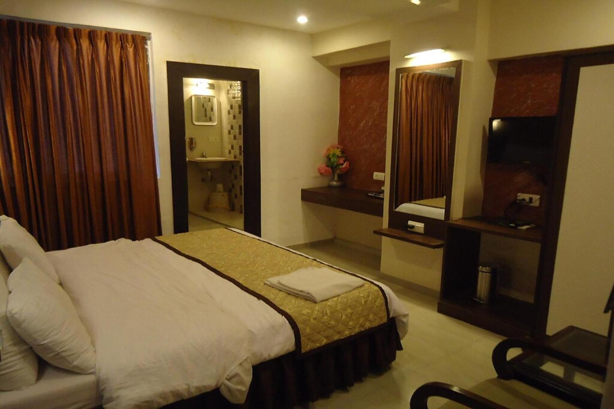 Hotel Maan Residency Satellite Road أحمد أباد المظهر الخارجي الصورة