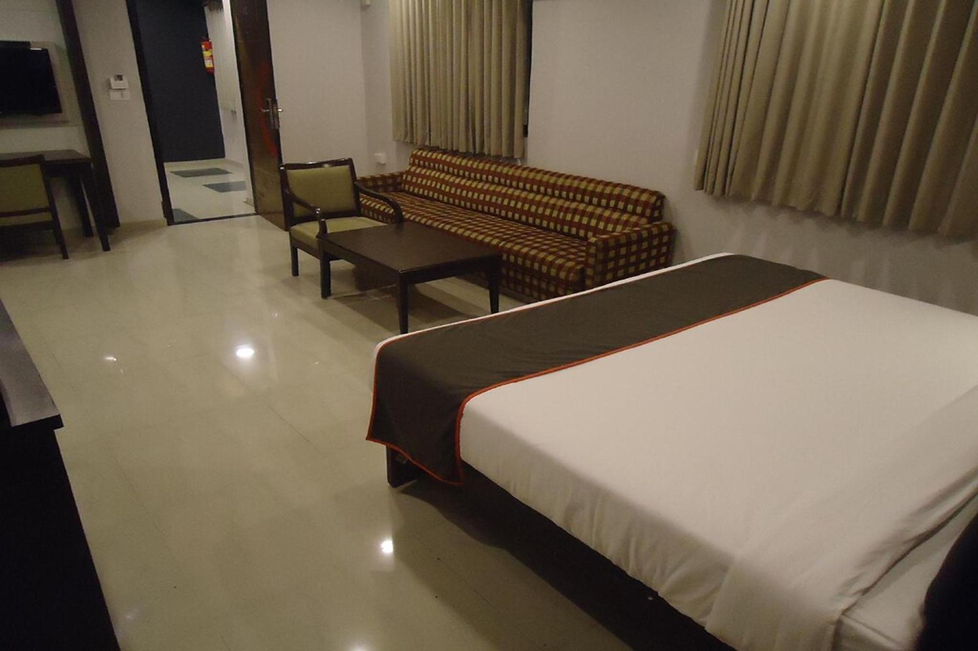 Hotel Maan Residency Satellite Road أحمد أباد المظهر الخارجي الصورة