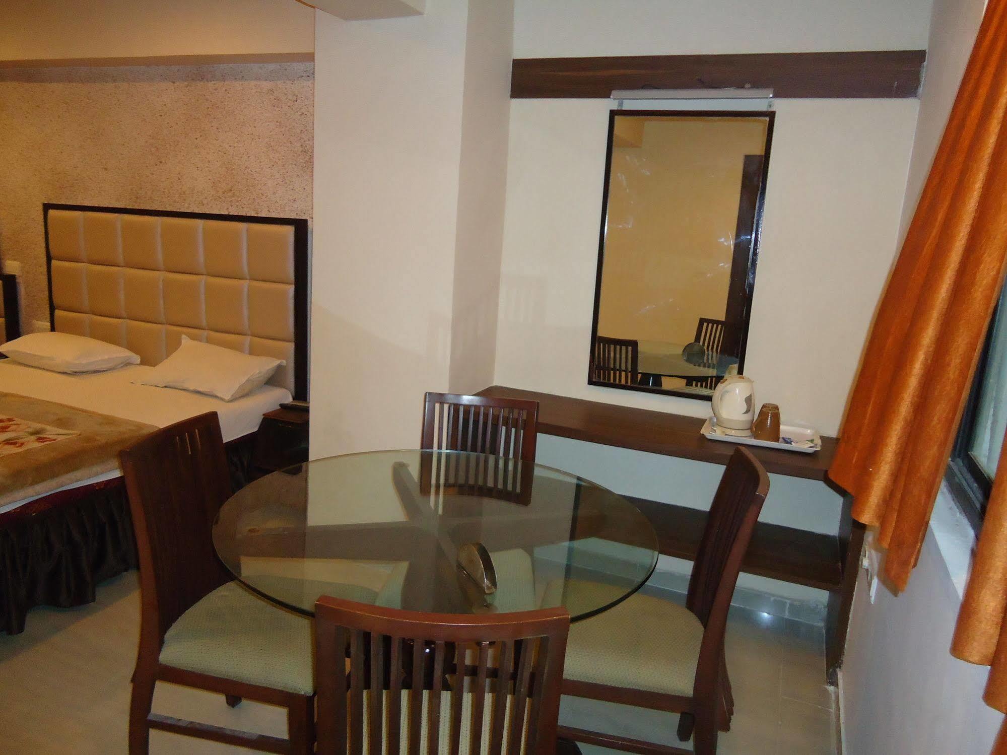Hotel Maan Residency Satellite Road أحمد أباد المظهر الخارجي الصورة