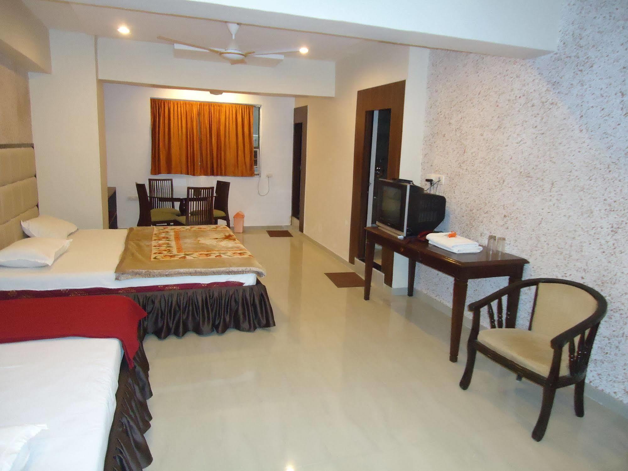 Hotel Maan Residency Satellite Road أحمد أباد المظهر الخارجي الصورة