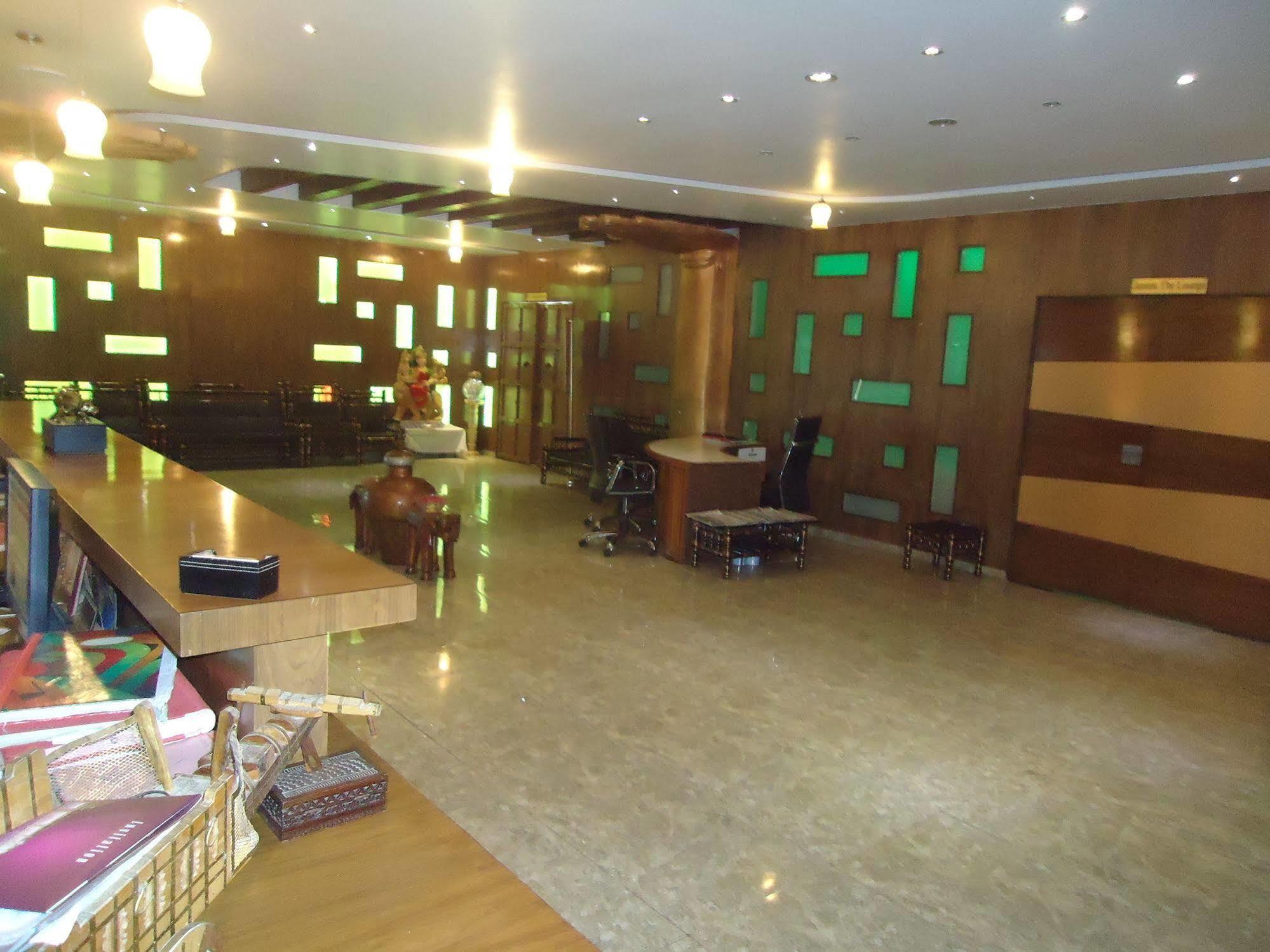 Hotel Maan Residency Satellite Road أحمد أباد المظهر الخارجي الصورة
