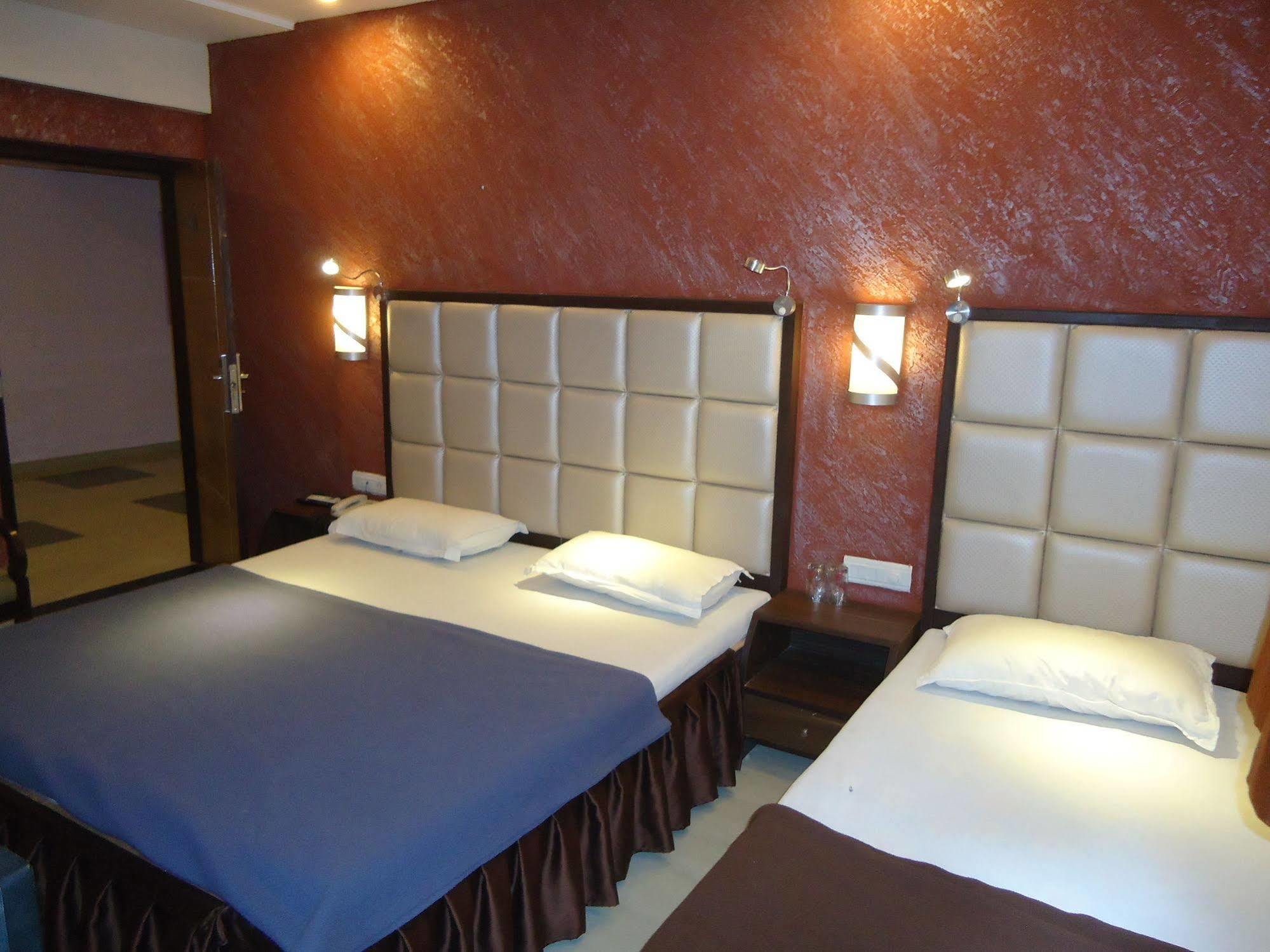 Hotel Maan Residency Satellite Road أحمد أباد المظهر الخارجي الصورة