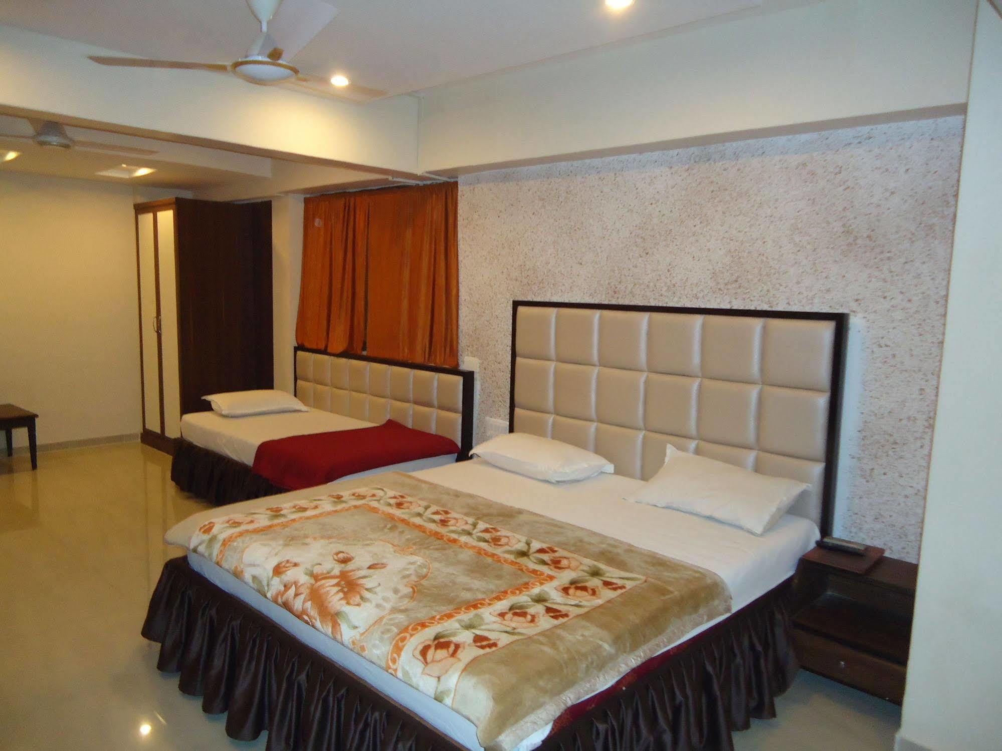 Hotel Maan Residency Satellite Road أحمد أباد المظهر الخارجي الصورة