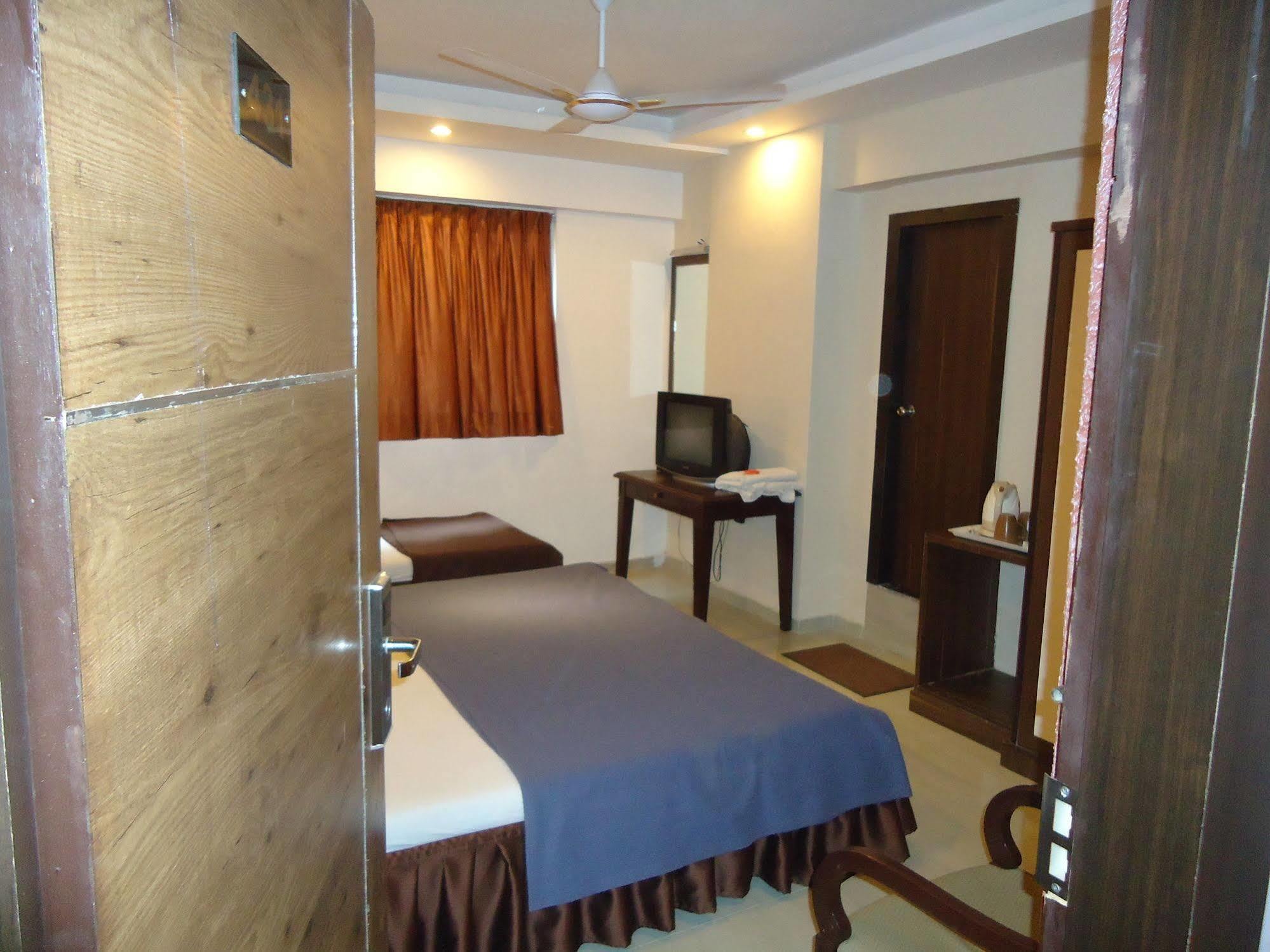 Hotel Maan Residency Satellite Road أحمد أباد المظهر الخارجي الصورة