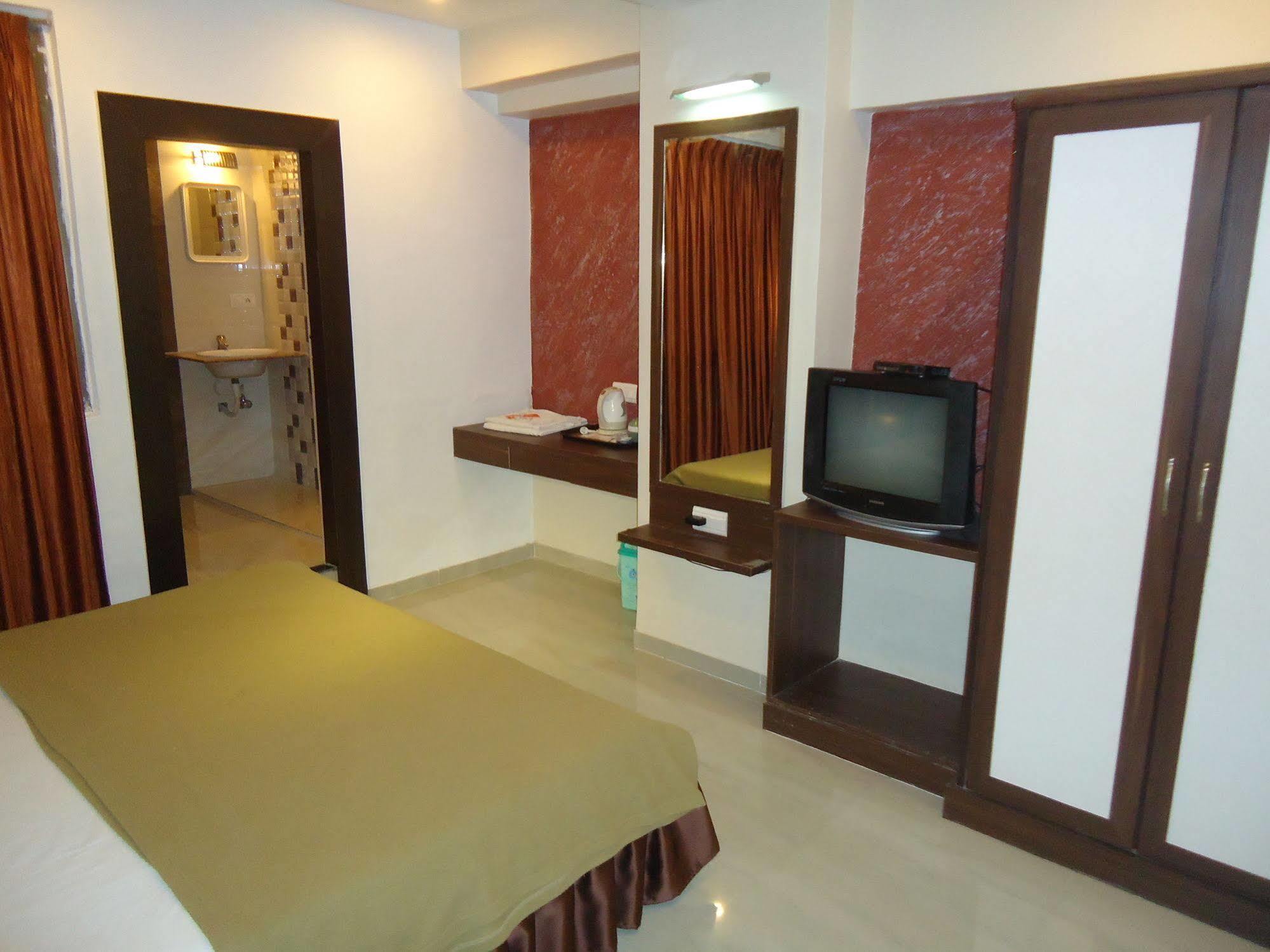 Hotel Maan Residency Satellite Road أحمد أباد المظهر الخارجي الصورة