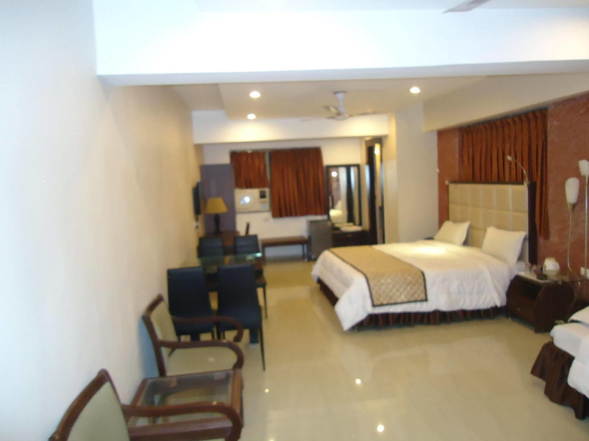Hotel Maan Residency Satellite Road أحمد أباد المظهر الخارجي الصورة